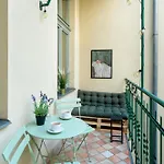 Discover - 8 Rakowicka St - Stylish Balcony With Netflix