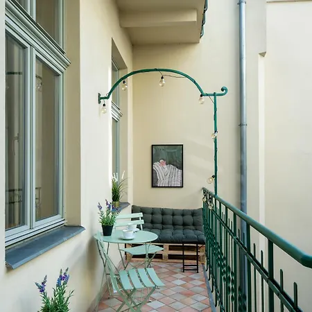 Discover - 8 Rakowicka St - Stylish Balcony With Netflix