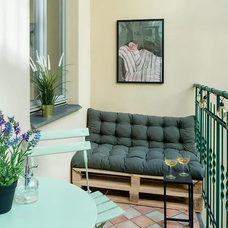 Discover - 8 Rakowicka St - Stylish Balcony With Netflix *