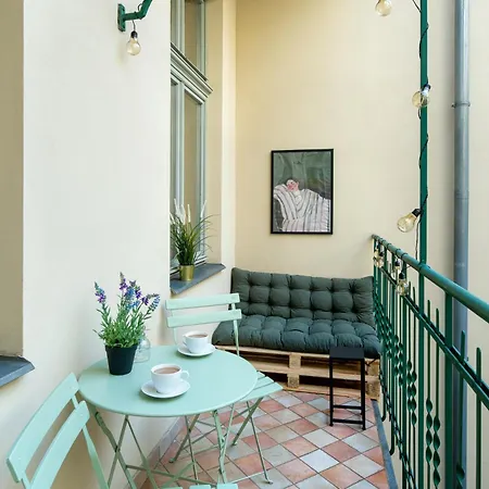 Discover - 8 Rakowicka St - Stylish Balcony With Netflix